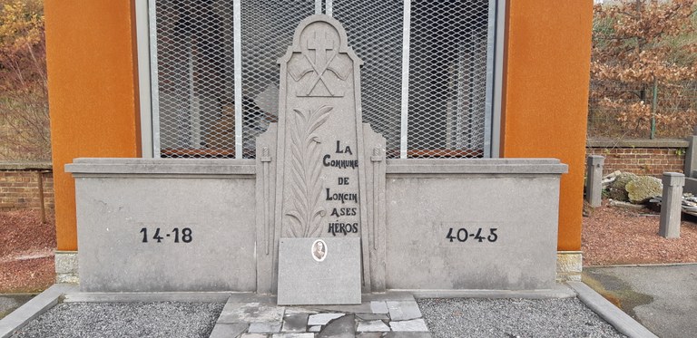 Stèle en pierre au cimetière Charlet - LONCIN