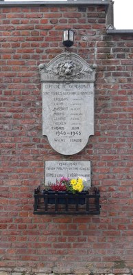 Plaque sur le mur de soutènement du cimetière - XHENDREMAEL